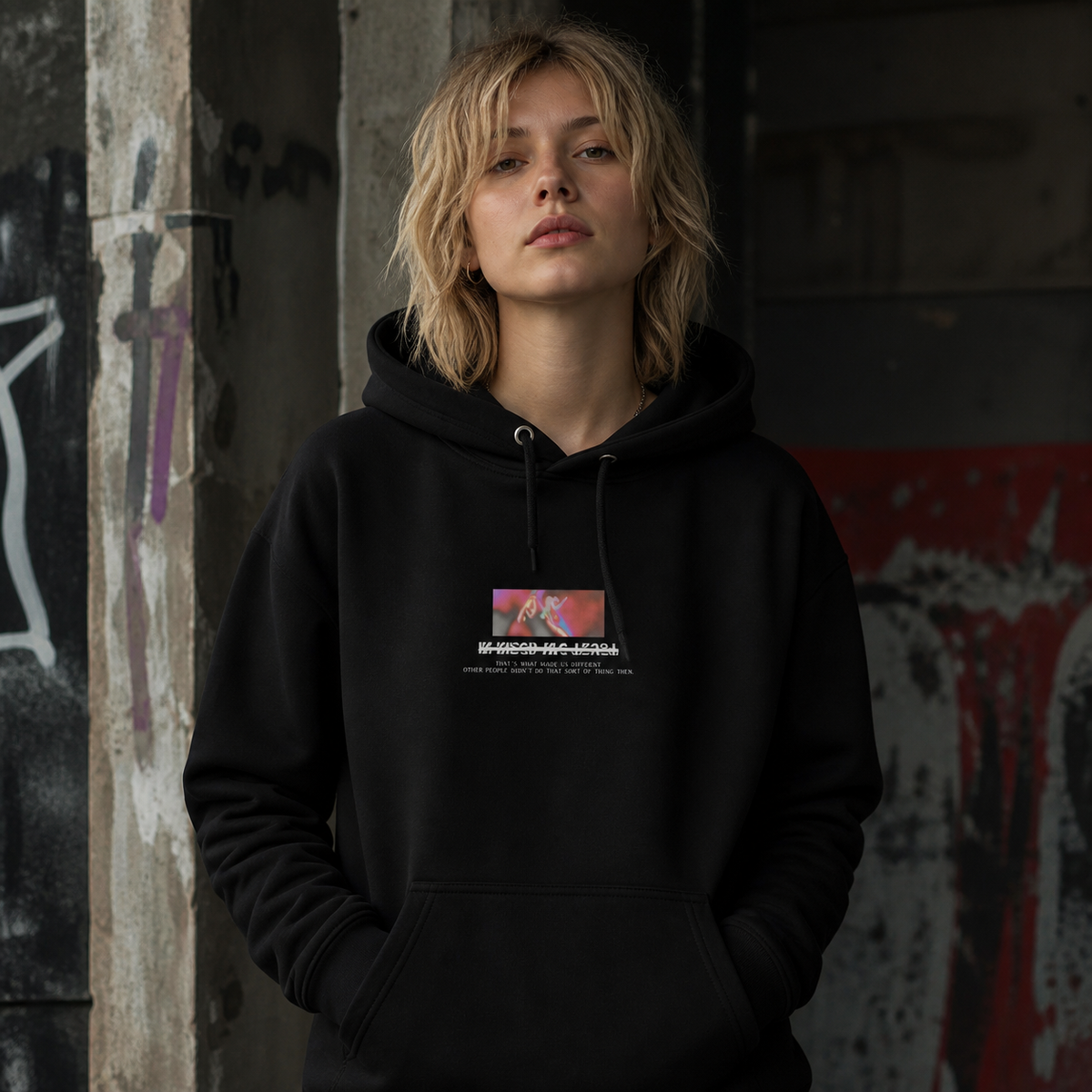 Trust Graphic Hoodie Design 2 Damen-Modell Frontansicht – KI-generierte Darstellung