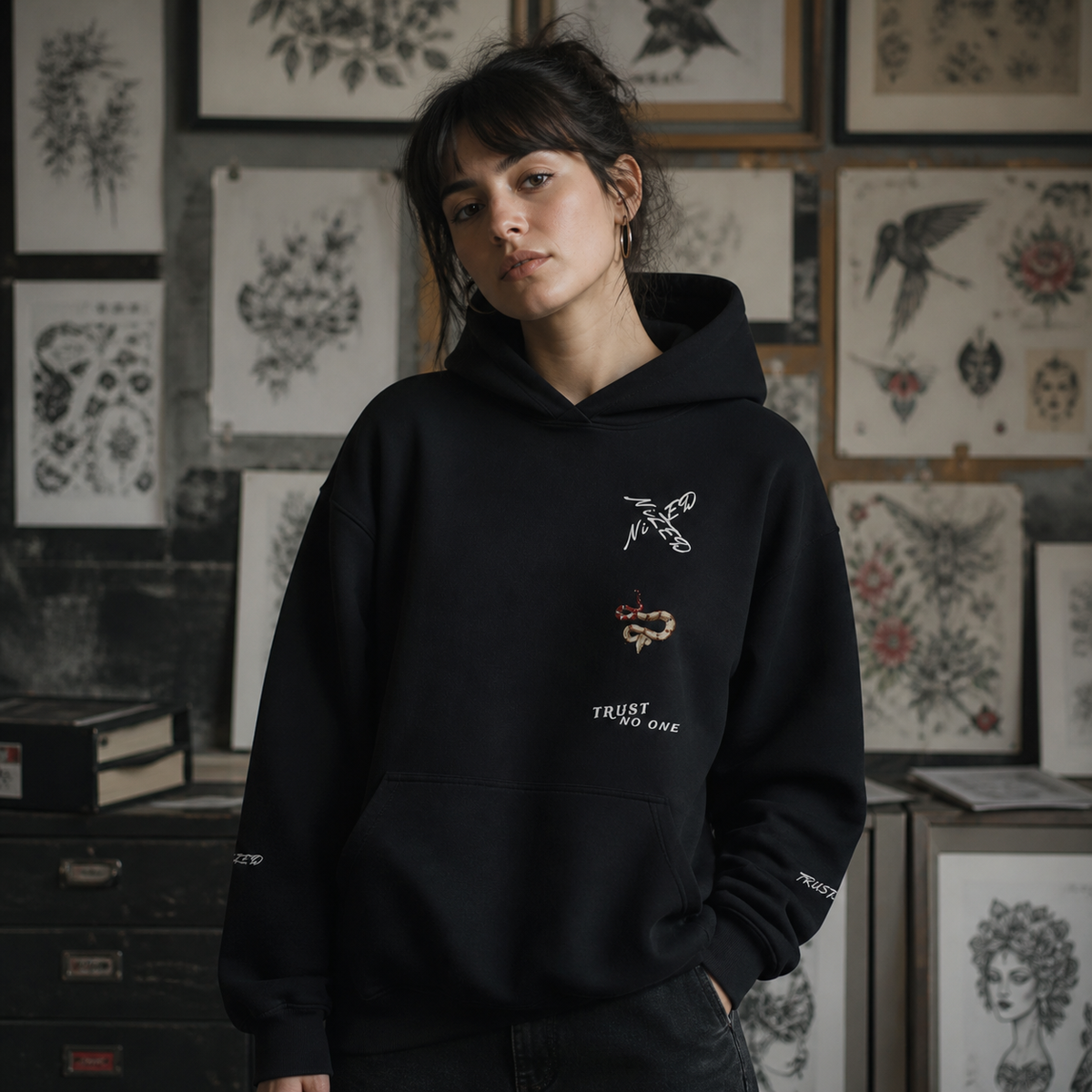 Weibliches Model im NiZED Trust Graphic Hoodie mit kleinem Frontprint in Berlin – KI-generierte Darstellung
