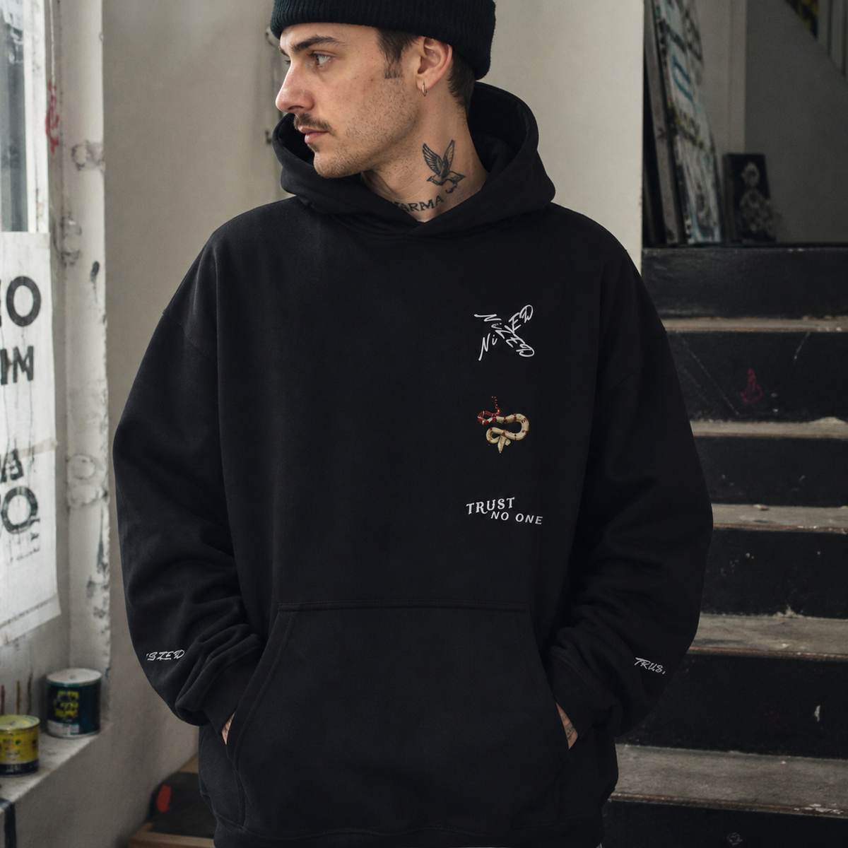 Männliches Model im NiZED Trust Graphic Hoodie mit kleinem Frontprint in Berlin – KI-generierte Darstellung