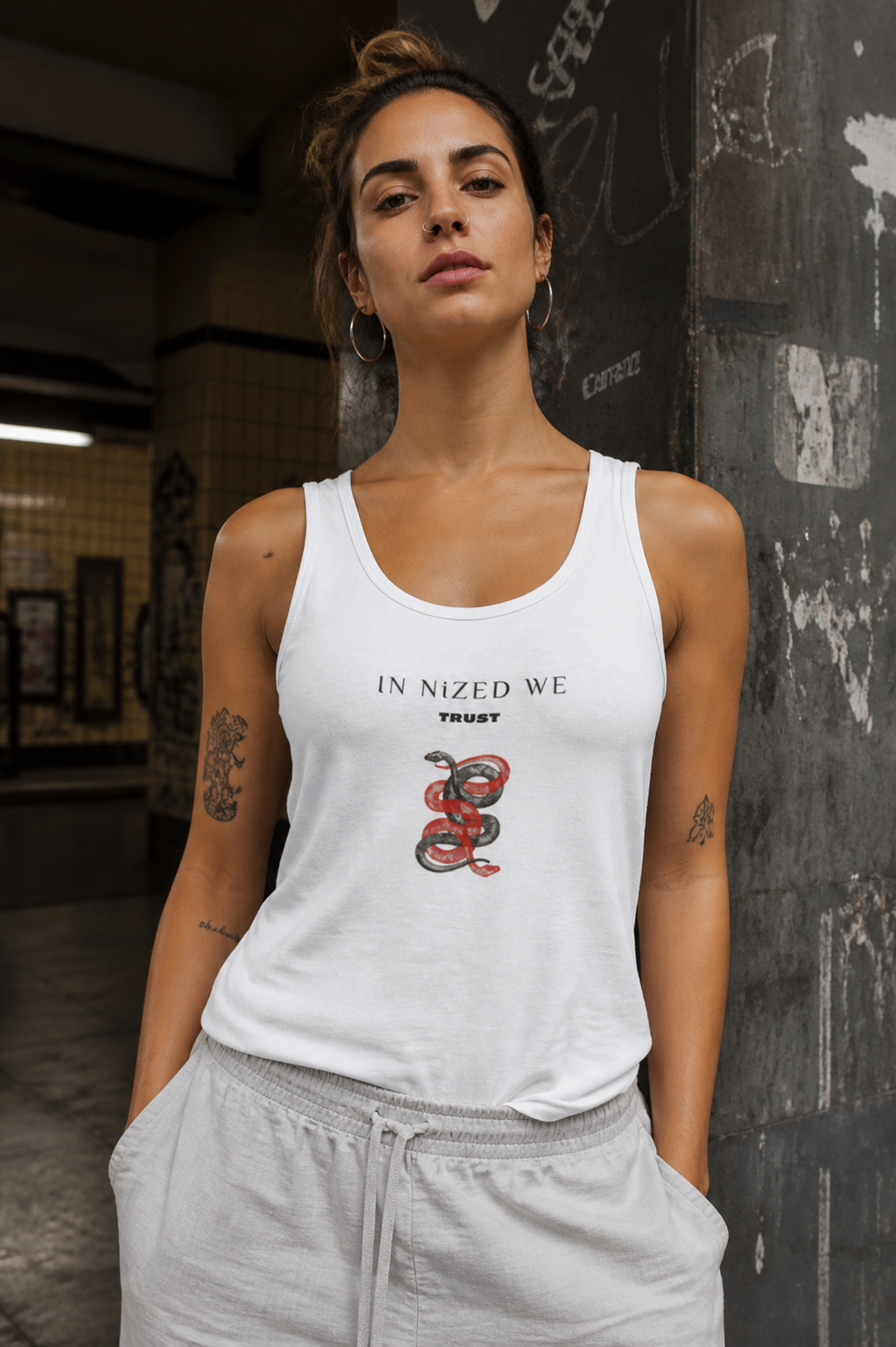 Trust Graphic Tank Top Design 2 von NiZED am weiblichen Model - KI-generierte Darstellung