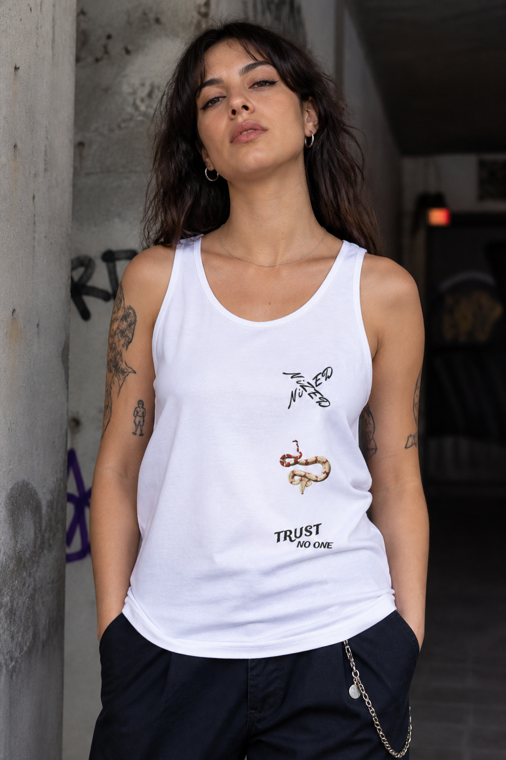 Trust Graphic Tank Top von NiZED am weiblichen Model - KI-generierte Darstellung