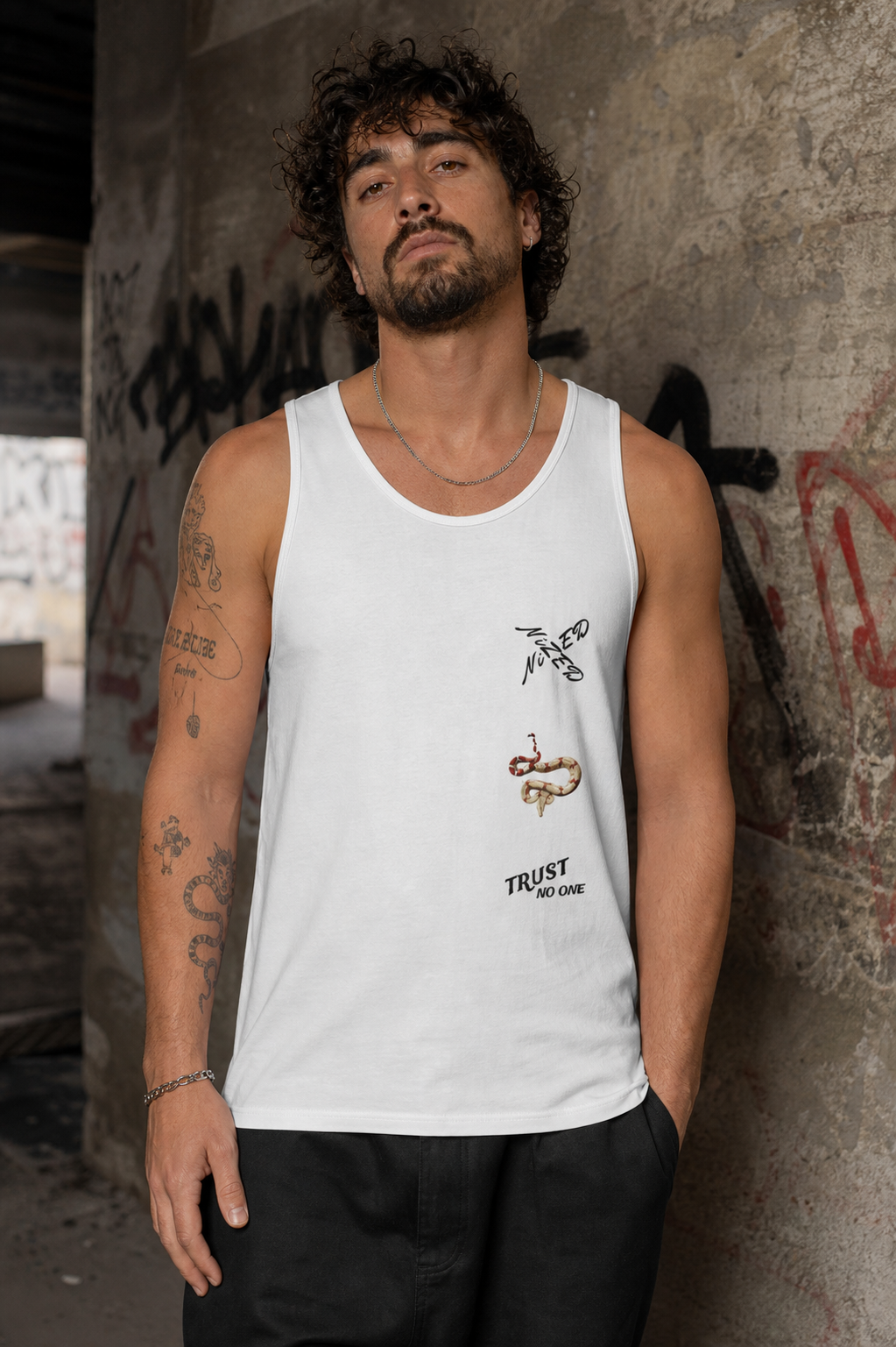 Trust Graphic Tank Top von NiZED am männlichen Model - KI-generierte Darstellung