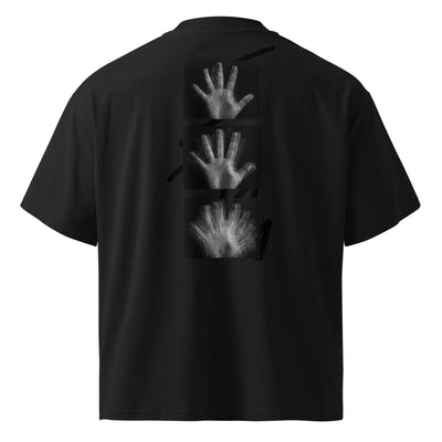 Dreiteilige Sequenz einer erhobenen Handfläche, die sich zu einem mehrfach überlagerten Bewegungs-Echo auflöst – BODY ECHO Oversized T-Shirt von NiZED, Schwarz, Rückenansicht
