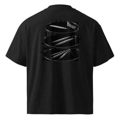 Dreiteiliges Foto von weißen Linien und einer Rasierklinge auf einer Spiegelfläche, die sich zu einem Sog aus mehreren Linien steigert – LINE OF SIGHT Oversized T-Shirt von NiZED, Schwarz, Rückenansicht
