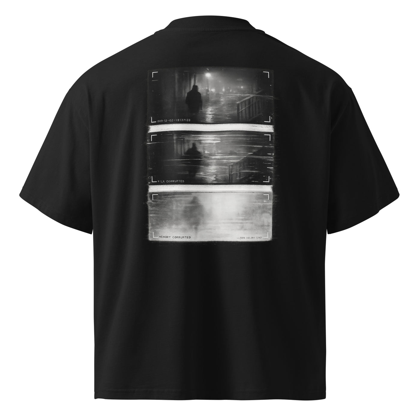 Dreiteilige Überwachungskamera-Sequenz einer Silhouette auf nächtlicher Straße, die zunehmend verwaschen wirkt und zuletzt im Schriftzug „Memory Corrupted“ endet – MEMORY LEAK Oversized T-Shirt von NiZED, Schwarz, Rückenansicht