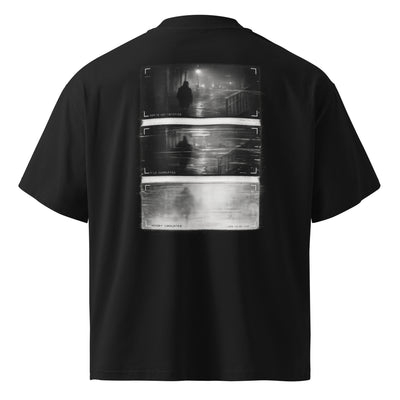 Dreiteilige Überwachungskamera-Sequenz einer Silhouette auf nächtlicher Straße, die zunehmend verwaschen wirkt und zuletzt im Schriftzug „Memory Corrupted“ endet – MEMORY LEAK Oversized T-Shirt von NiZED, Schwarz, Rückenansicht