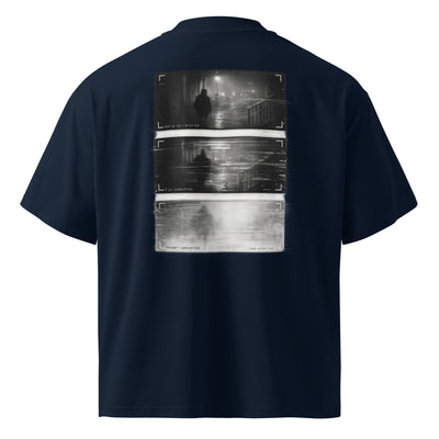 Dreiteilige Überwachungskamera-Sequenz einer Silhouette auf nächtlicher Straße, die zunehmend verwaschen wirkt und zuletzt im Schriftzug „Memory Corrupted“ endet – MEMORY LEAK Oversized T-Shirt von NiZED, French Navy, Rückenansicht