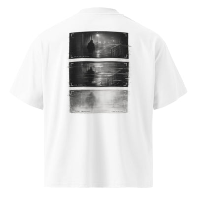 Dreiteilige Überwachungskamera-Sequenz einer Silhouette auf nächtlicher Straße, die zunehmend verwaschen wirkt und zuletzt im Schriftzug „Memory Corrupted“ endet – MEMORY LEAK Oversized T-Shirt von NiZED, Weiß, Rückenansicht