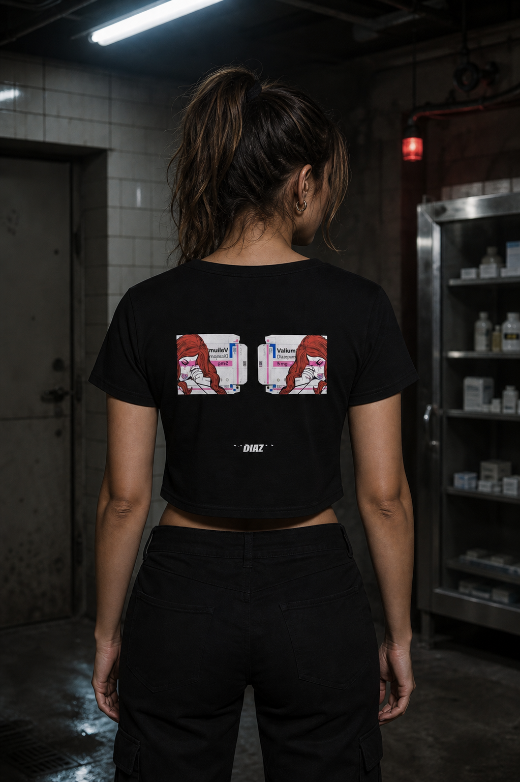 Valium Diazepam Crop Top am weiblichen Modell, Rückenansicht - KI-generierte Darstellung
