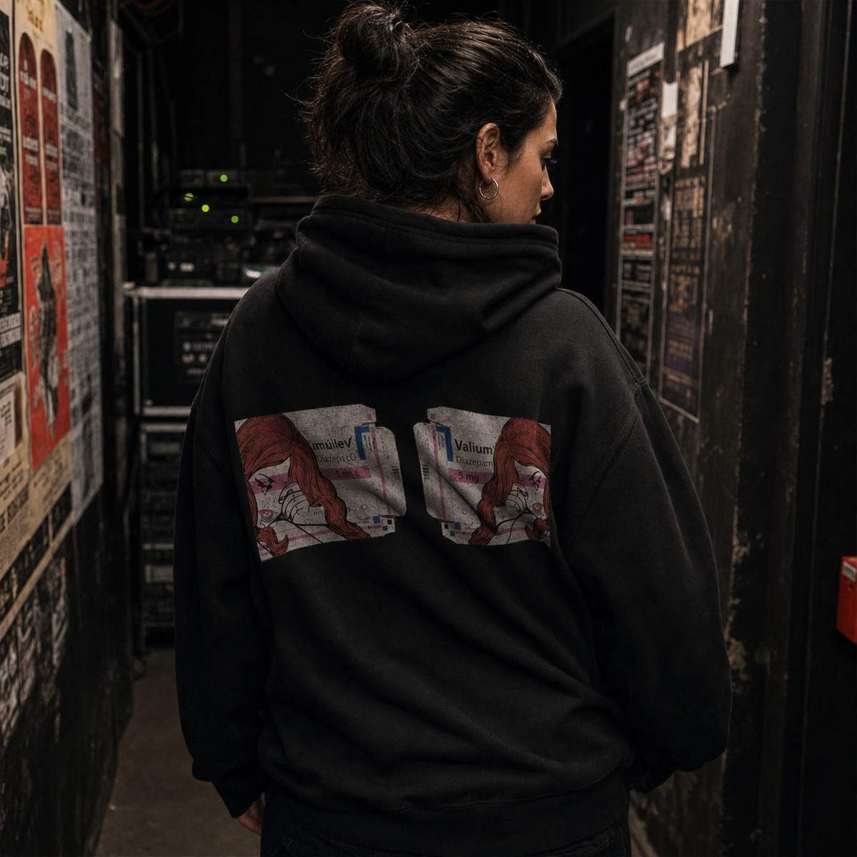 Valium Diazepam Hoodie am weiblichen Model mit Backprint in einem Berliner Clubkorridor – KI-generierte Darstellung