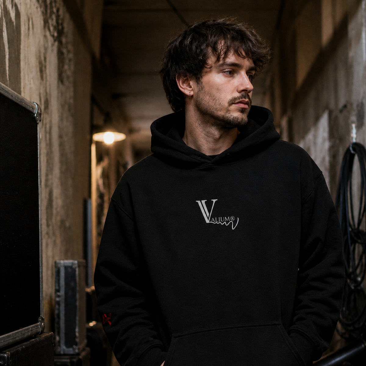 Valium Diazepam Hoodie am männlichen Model mit Frontprint in einem Berliner Backstage-Gang – KI-generierte Darstellung