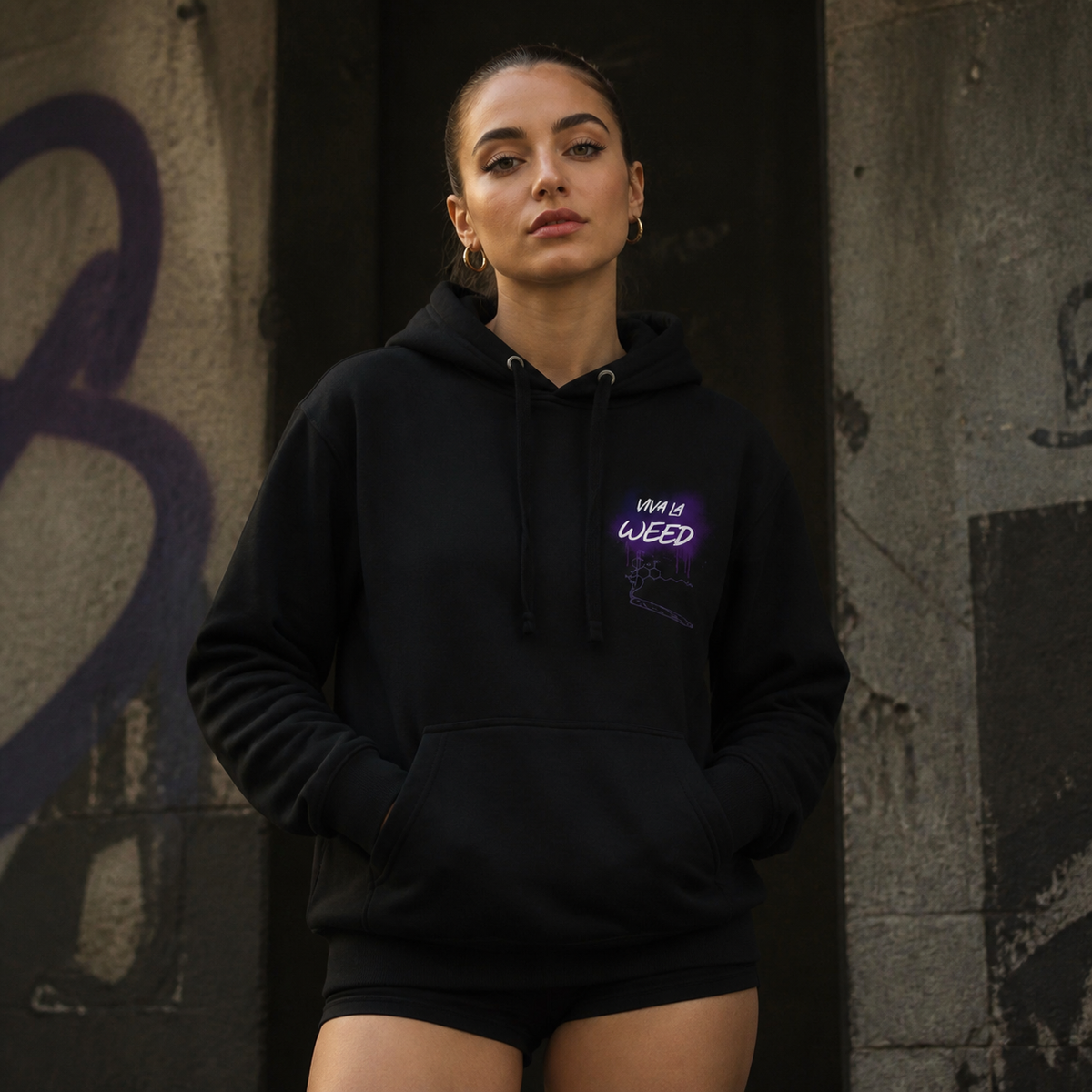 Viva la Weed a Hoodie Damen-Modell Frontansicht – KI-generierte Darstellung