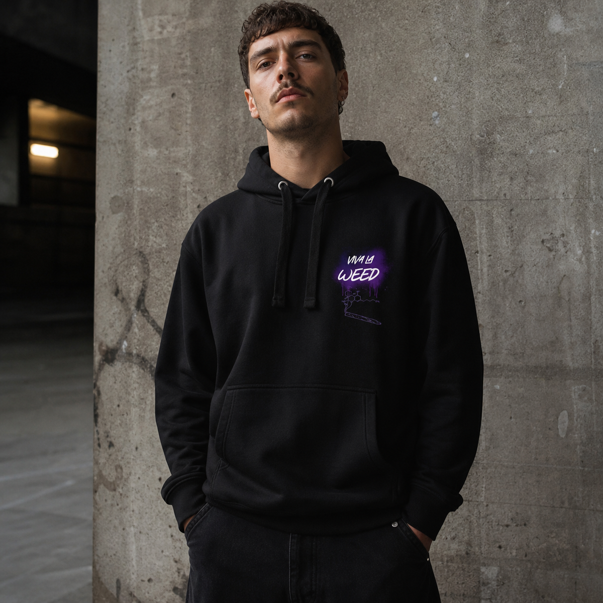 Viva la Weed a Hoodie Herren-Modell Frontansicht – KI-generierte Darstellung
