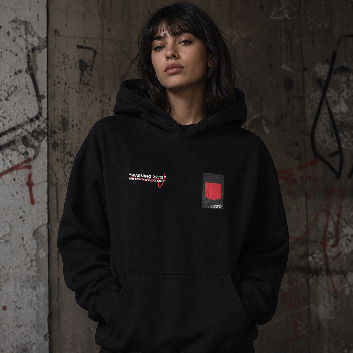 Warning Graphic Hoodie Damen-Modell Frontansicht – KI-generierte Darstellung
