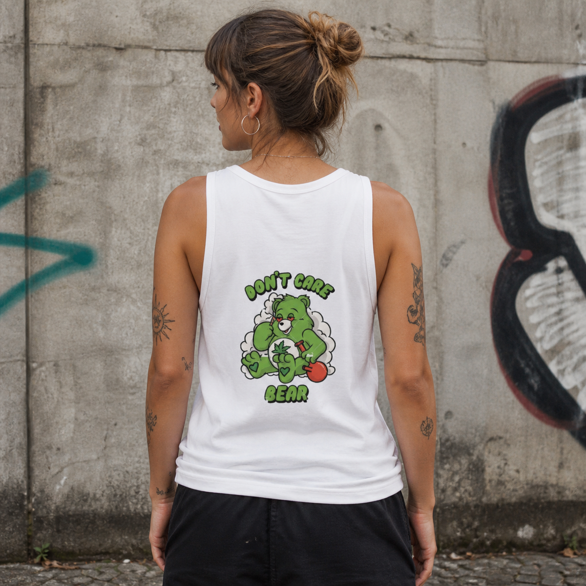 Weed Bear Tank Top von NiZED, weibliches Model Rueckansicht - KI-generierte Darstellung