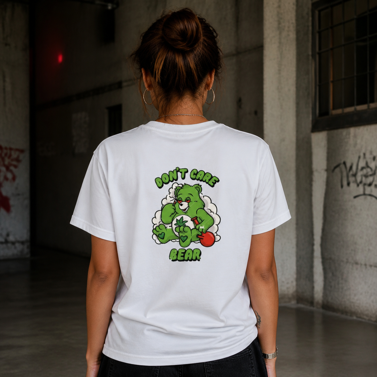 Weed Bear Graphic T-Shirt Design 2 am weiblichen Model, Rückenprint – KI-generierte Darstellung