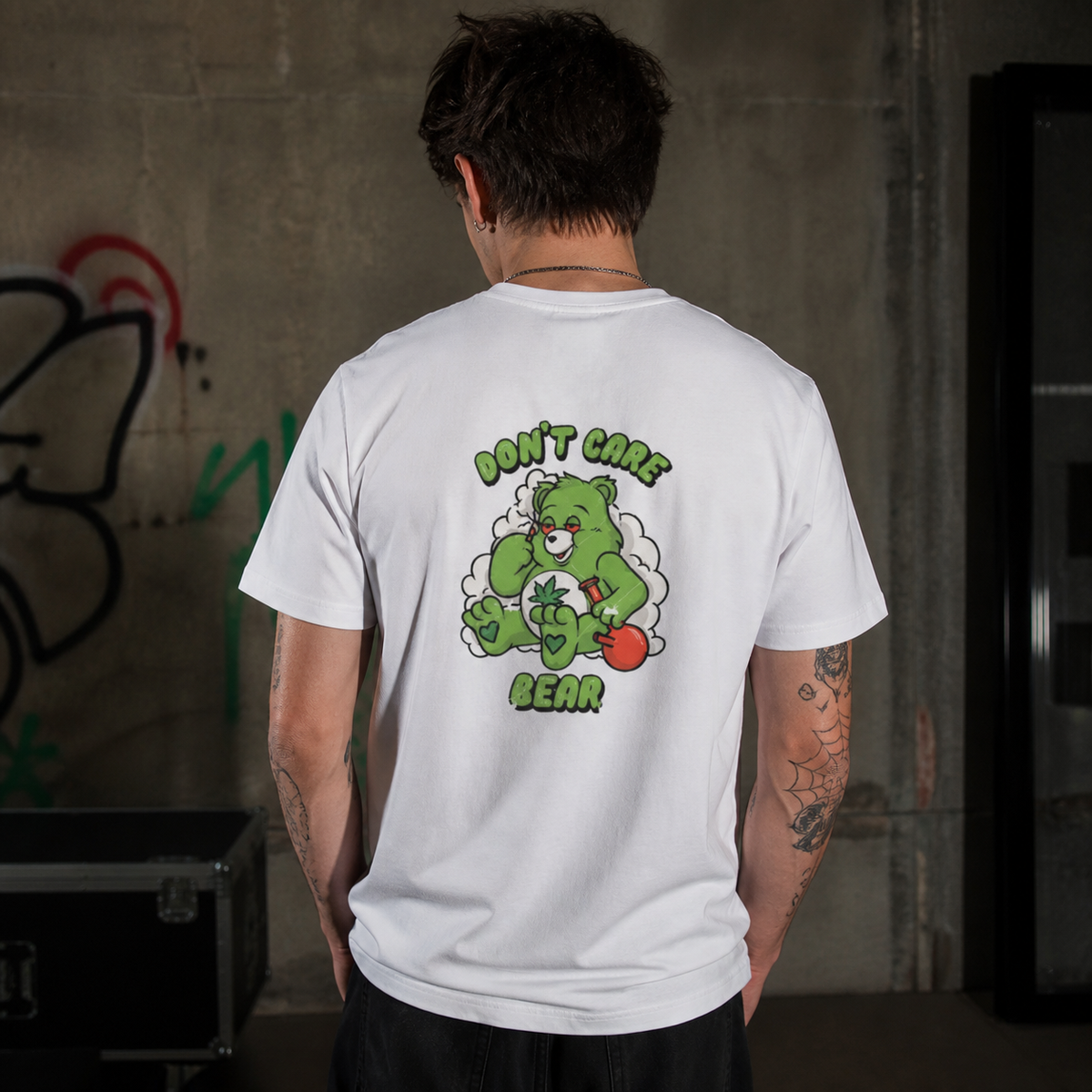 Weed Bear Graphic T-Shirt Design 2 am männlichen Model, Rückenprint – KI-generierte Darstellung