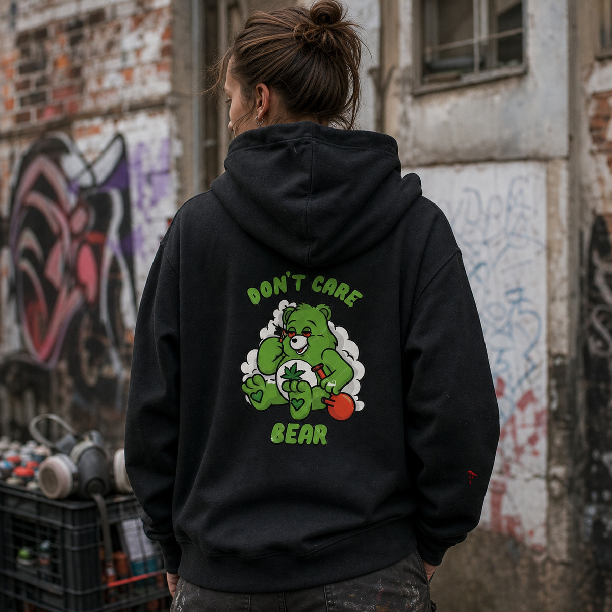 Weed Bear Hoodie am weiblichen Model mit großem Backprint in einem Berliner Graffiti-Hof – KI-generierte Darstellung