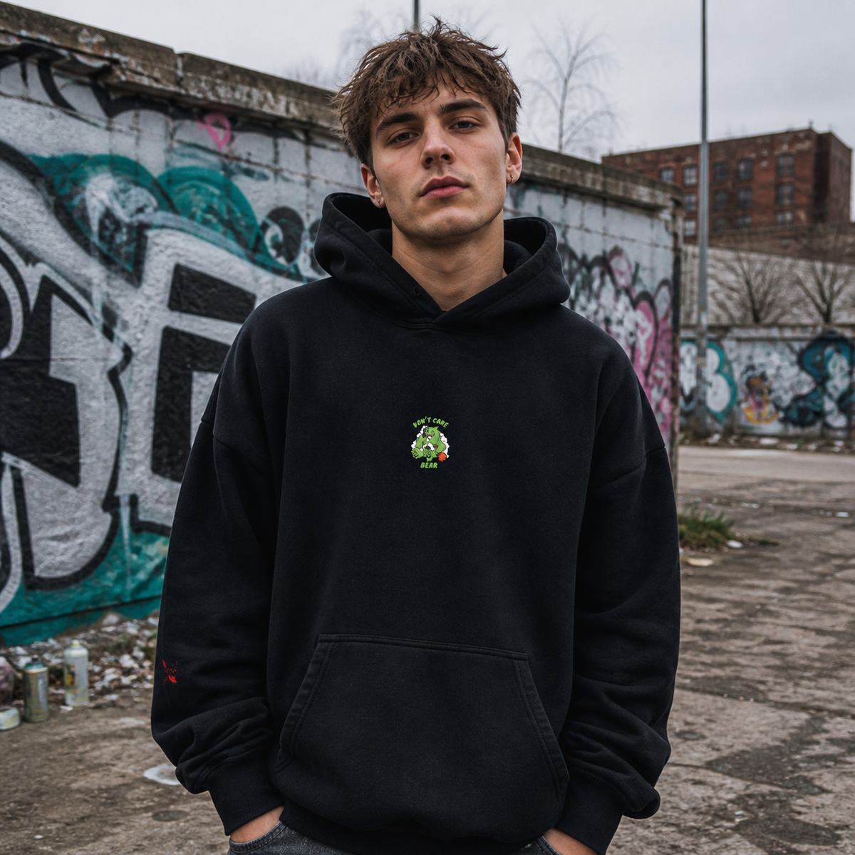 Weed Bear Hoodie am männlichen Model mit Frontprint vor Berliner Graffiti – KI-generierte Darstellung