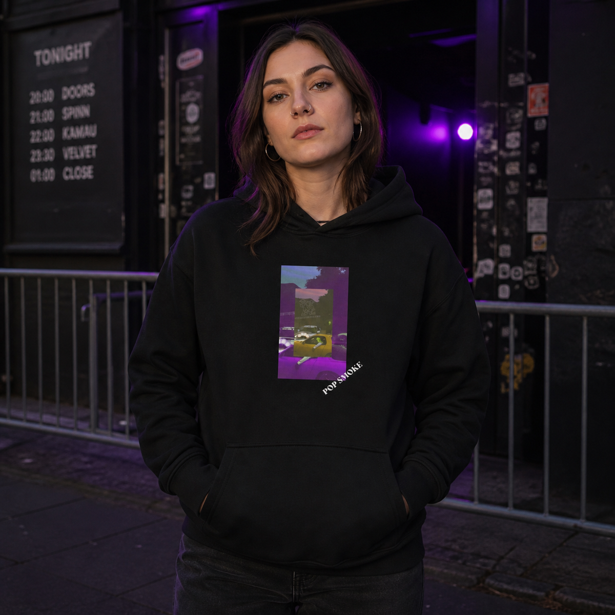 Welcome to the Party x Pop Smoke Hoodie an weiblichem Model, Frontansicht – KI-generierte Darstellung