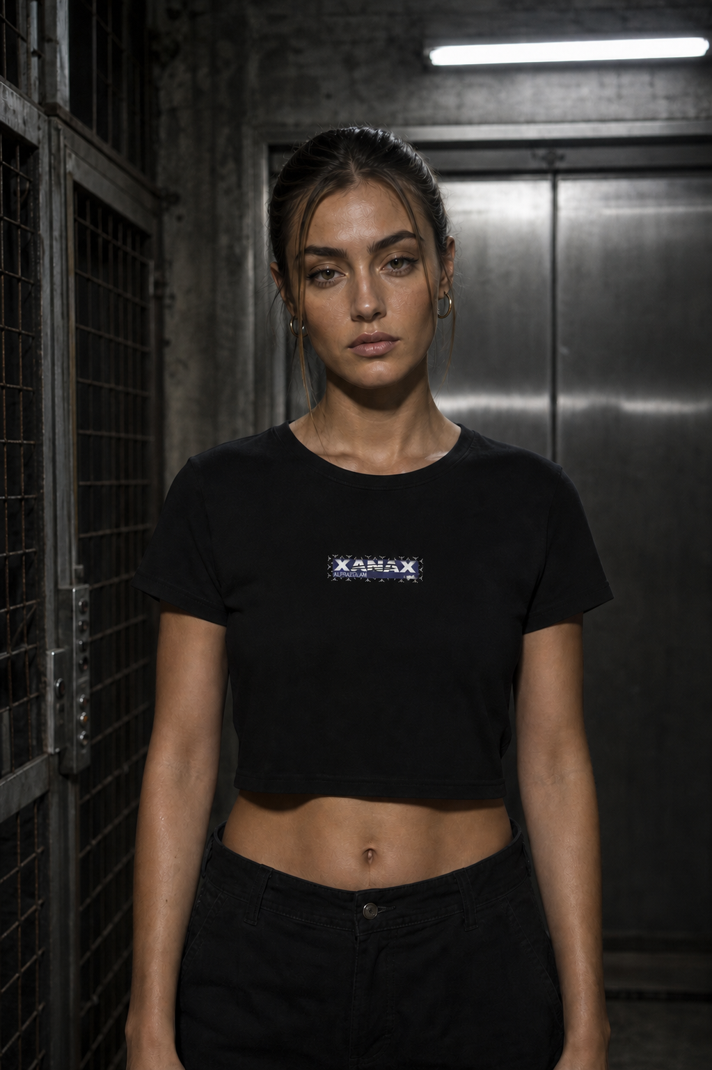 Xanax Alprazolam Crop Top am weiblichen Modell, Vorderansicht - KI-generierte Darstellung