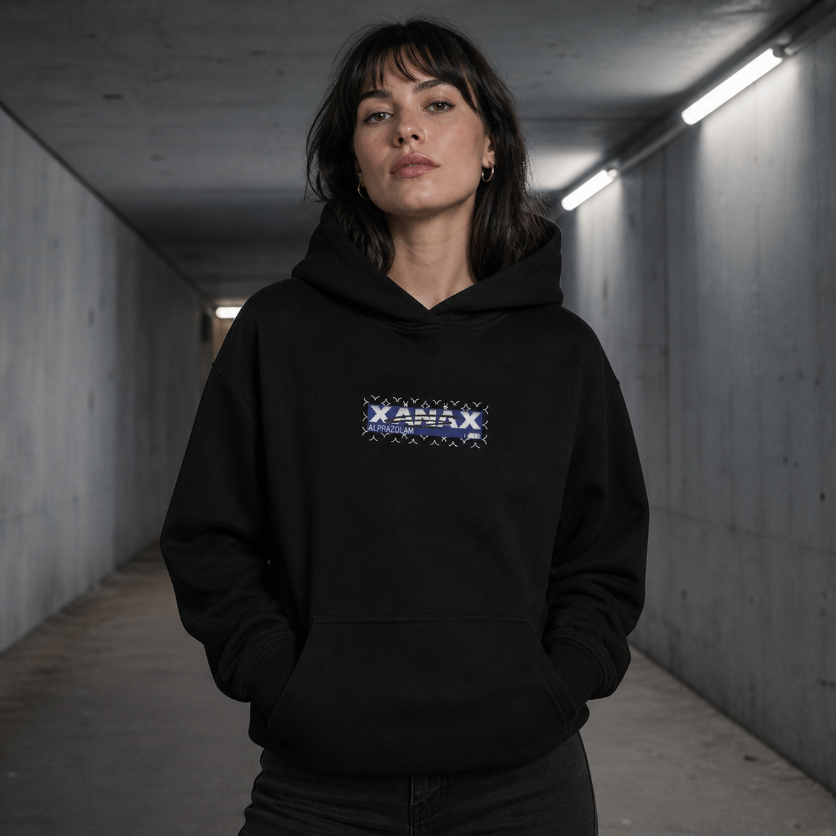Xanax Alprazolam Hoodie Damen Modell Frontansicht – KI-generierte Darstellung