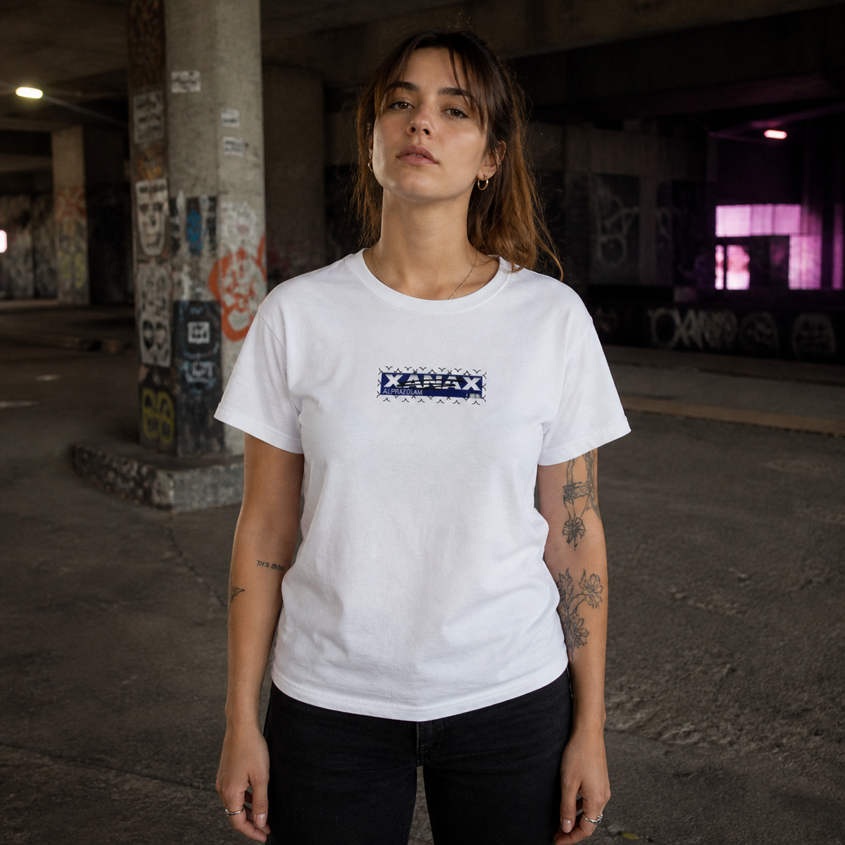 Xanax Alprazolam Tshirt am weiblichen Model, Frontprint – KI-generierte Darstellung