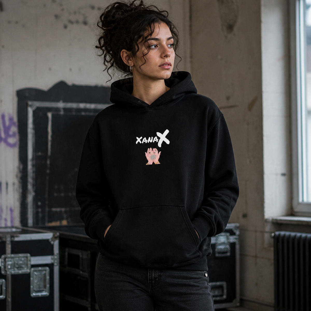 Xanax Graphic Hoodie am weiblichen Model mit Frontprint im Berliner Proberaum – KI-generierte Darstellung