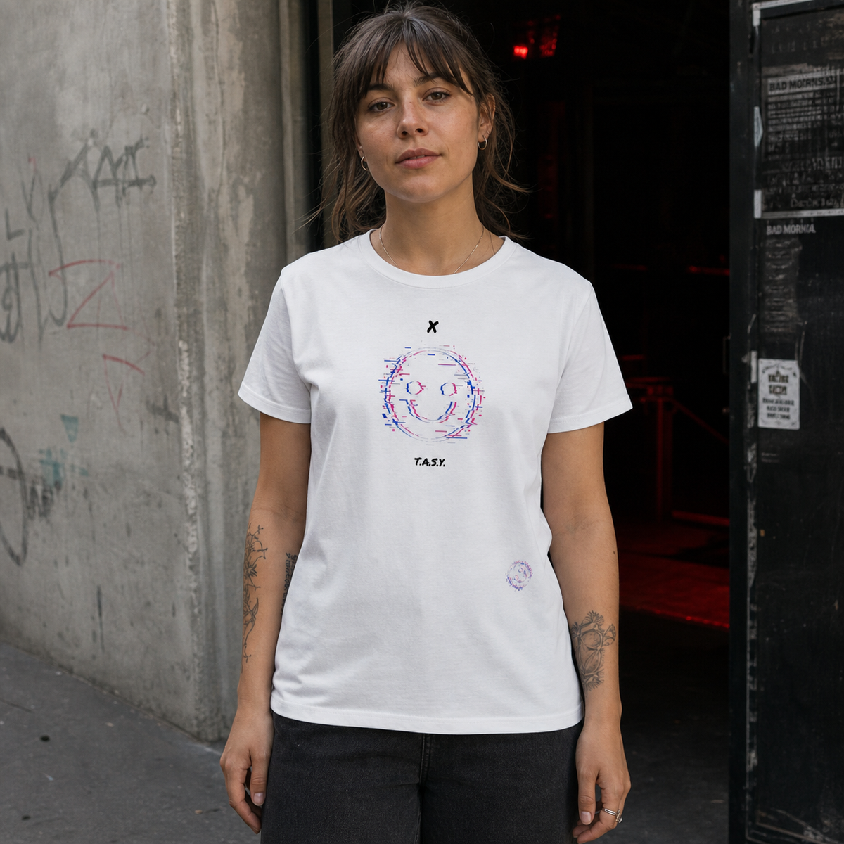 Xtasy Graphic T-Shirt am weiblichen Model, Frontprint – KI-generierte Darstellung