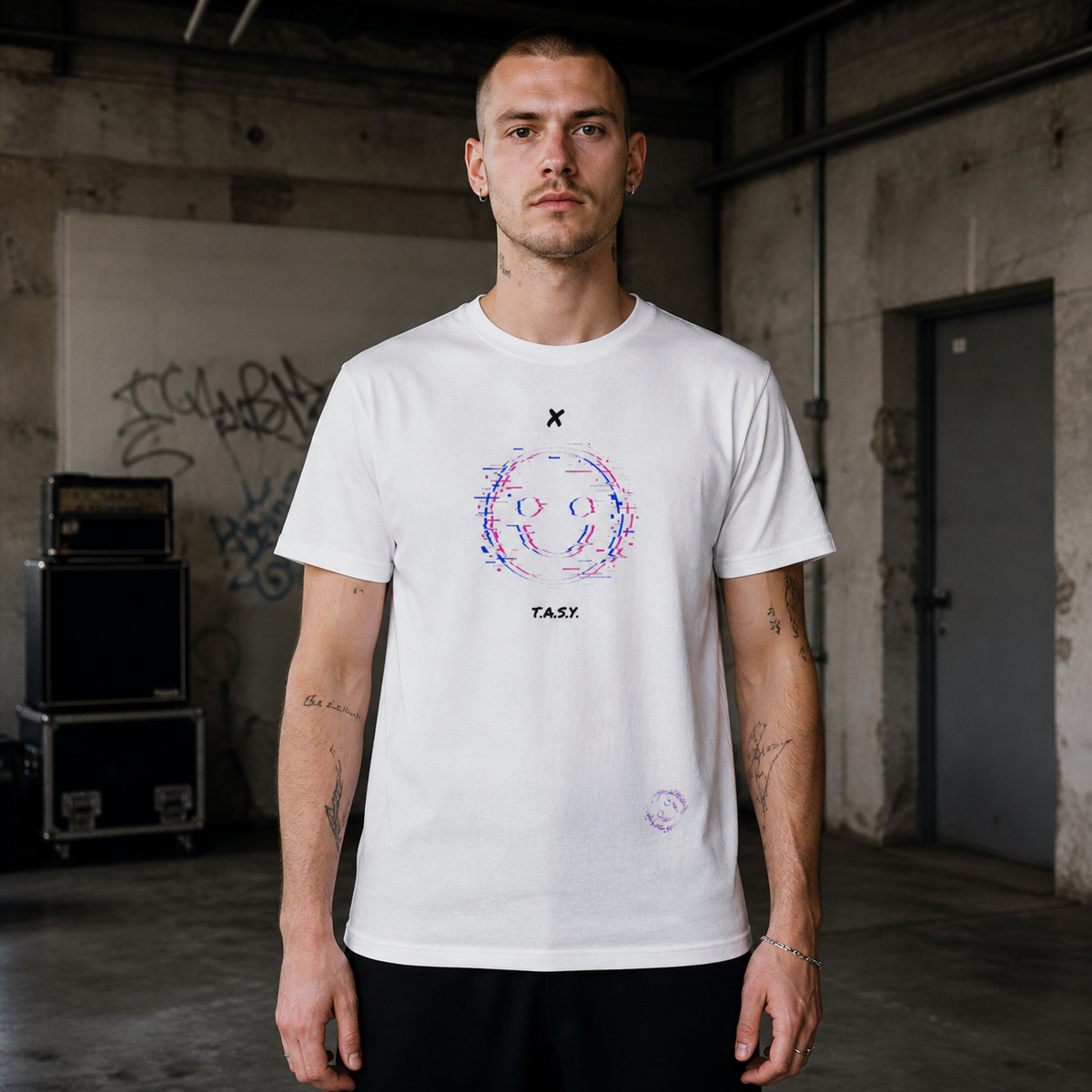 Xtasy Graphic T-Shirt am männlichen Model, Frontprint – KI-generierte Darstellung