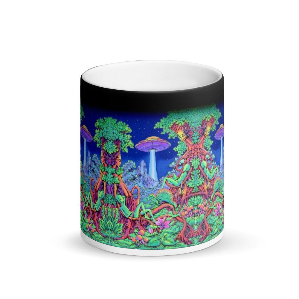 Trippy Alien invasion Matte, schwarze Zaubertasse