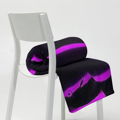 Purple Vais Kuscheldecke von NiZED als Kuscheldecke, Home Statement und Geschenkidee
